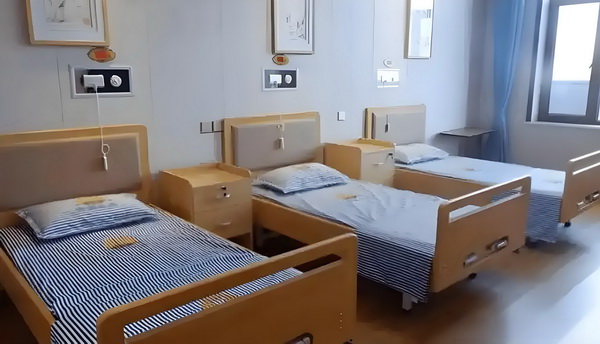 深户超生入户_偶遇何猷君穿两年前的增高鞋，奚梦瑶外八严重 心声听父多倾母的情感交流