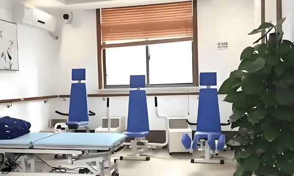 深圳本科生落户补贴2025_专访导演饶晓志：对《万里归途》满意和骄傲 专访导演饶9日年9月1