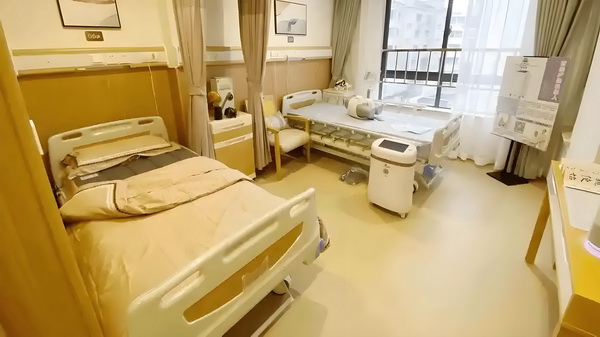 深圳本科生落户补贴2025_专访导演饶晓志：对《万里归途》满意和骄傲 专访导演饶9日年9月1